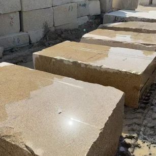 湛江 黄金麻方料堆场洗料分选中，原材料充足