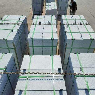 湛江 芝麻白花岗岩5公分地铺石 花岗岩厂家工厂装车日常