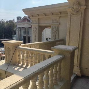 湛江 黄金麻别墅外墙干挂雕花配合阳台栏杆花瓶柱