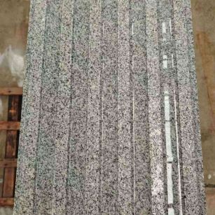 湛江 芝麻白花岗岩荔枝面雕刻盲道，盲条