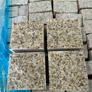 湛江 黄金麻花岗岩自然面小方块，弹石，马蹄石等