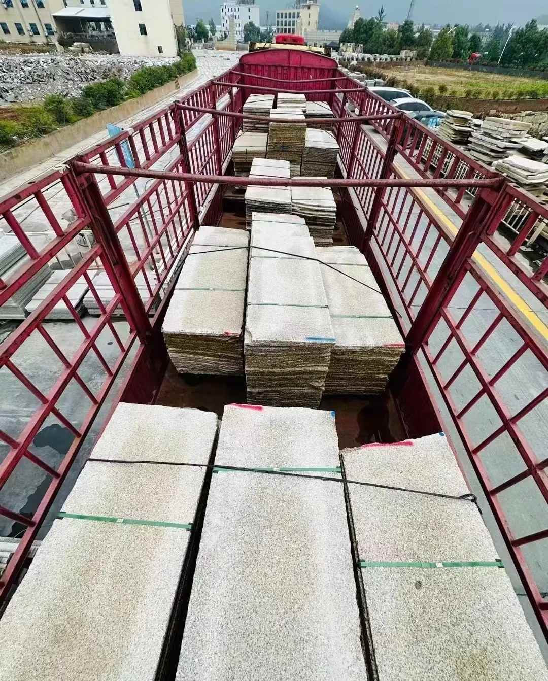 湛江 黄金麻花岗岩荔枝面，光面毛板装车完成