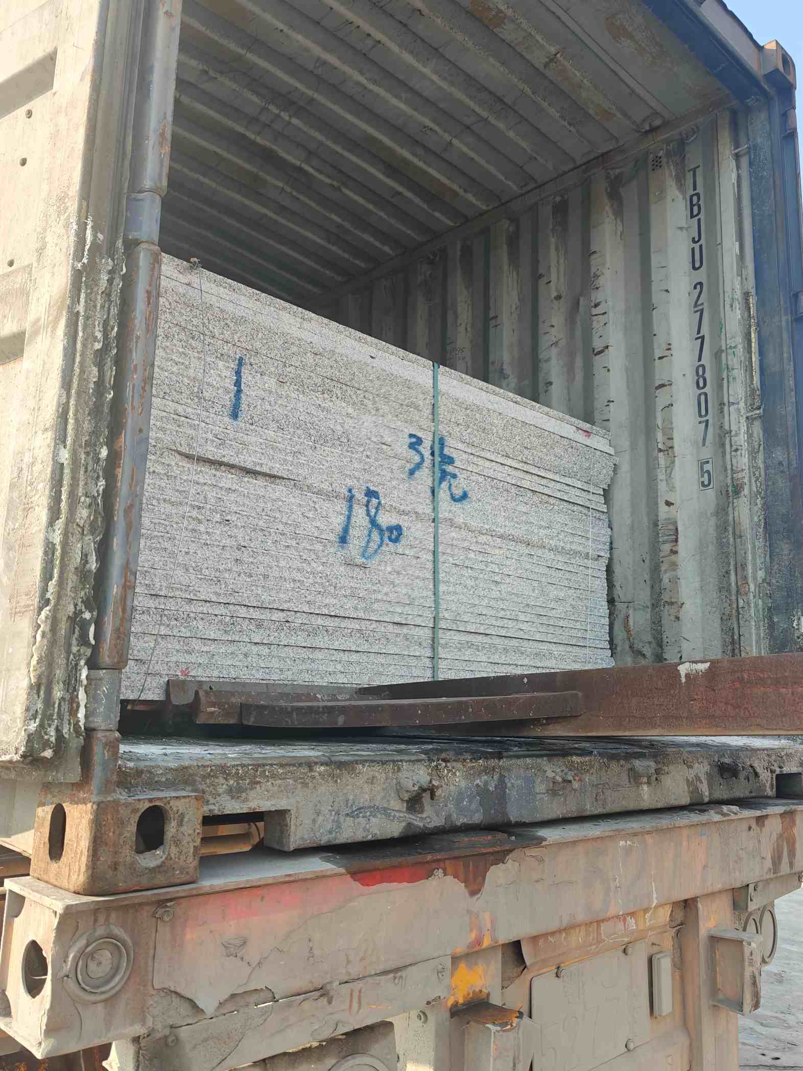 湛江 芝麻白花岗岩石材3.0公分光面毛板装柜出货