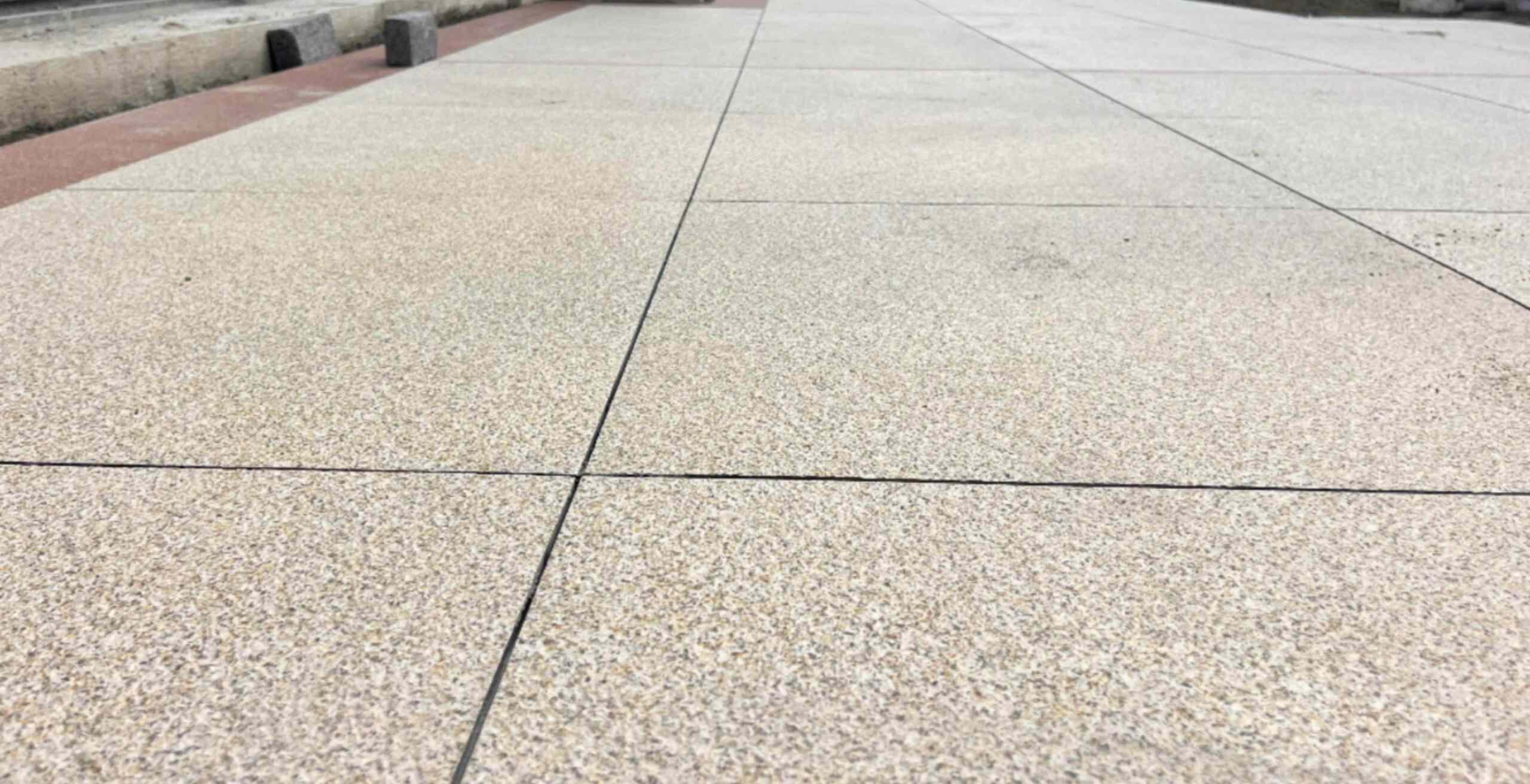 湛江 黄金麻花岗岩石板材荔枝面地面铺装效果