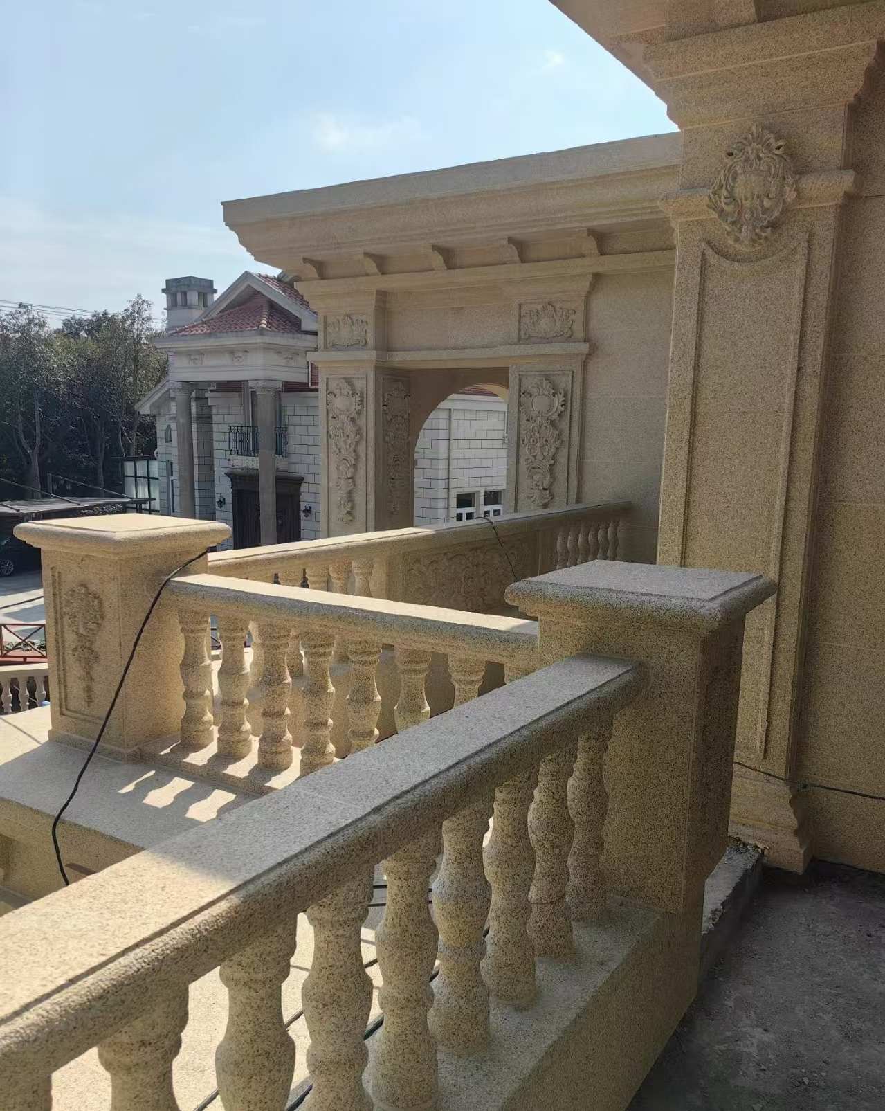 湛江 黄金麻别墅外墙干挂雕花配合阳台栏杆花瓶柱