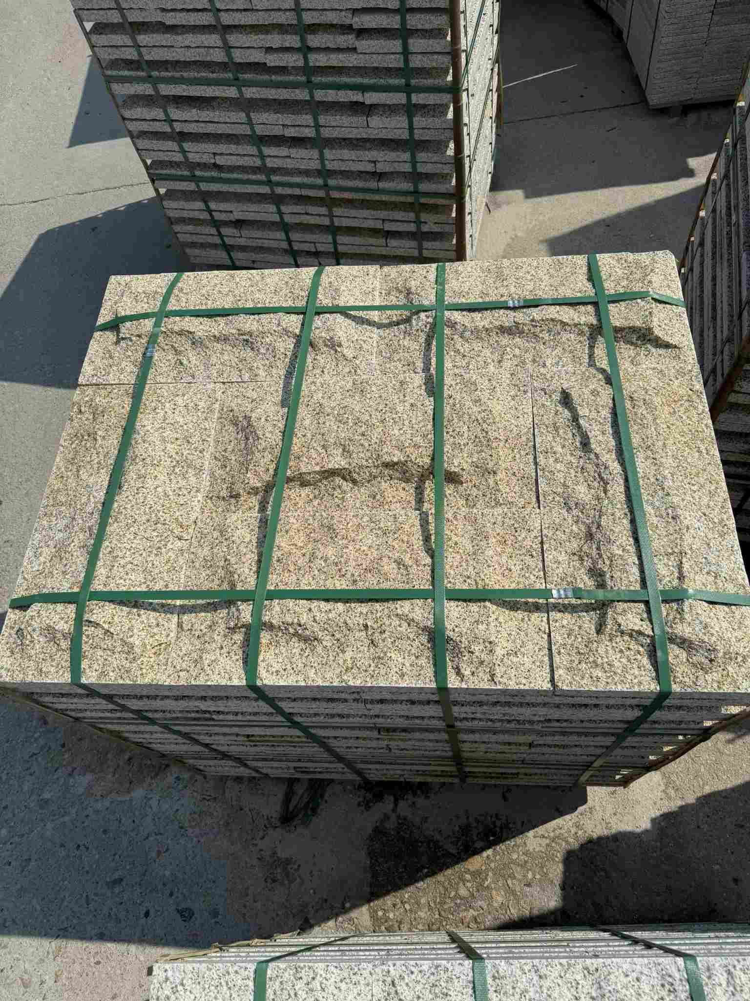 湛江 黄金麻花岗岩石材自然面蘑菇石成品