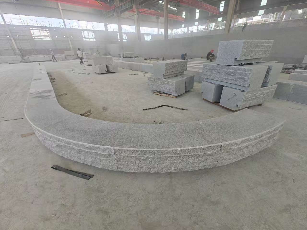 湛江 芝麻白异形坐凳，自然面光面弧形加工