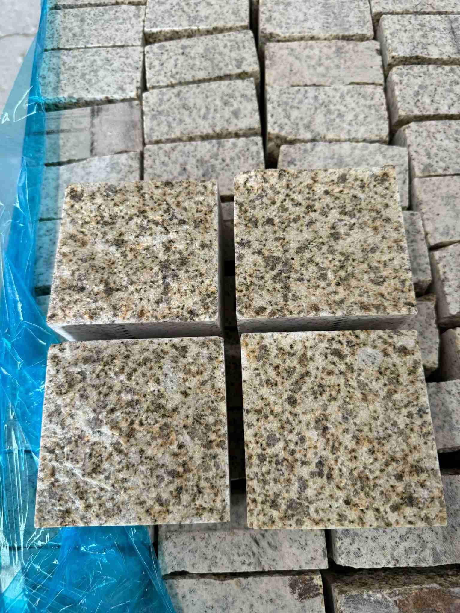 湛江 黄金麻花岗岩自然面小方块，弹石，马蹄石等