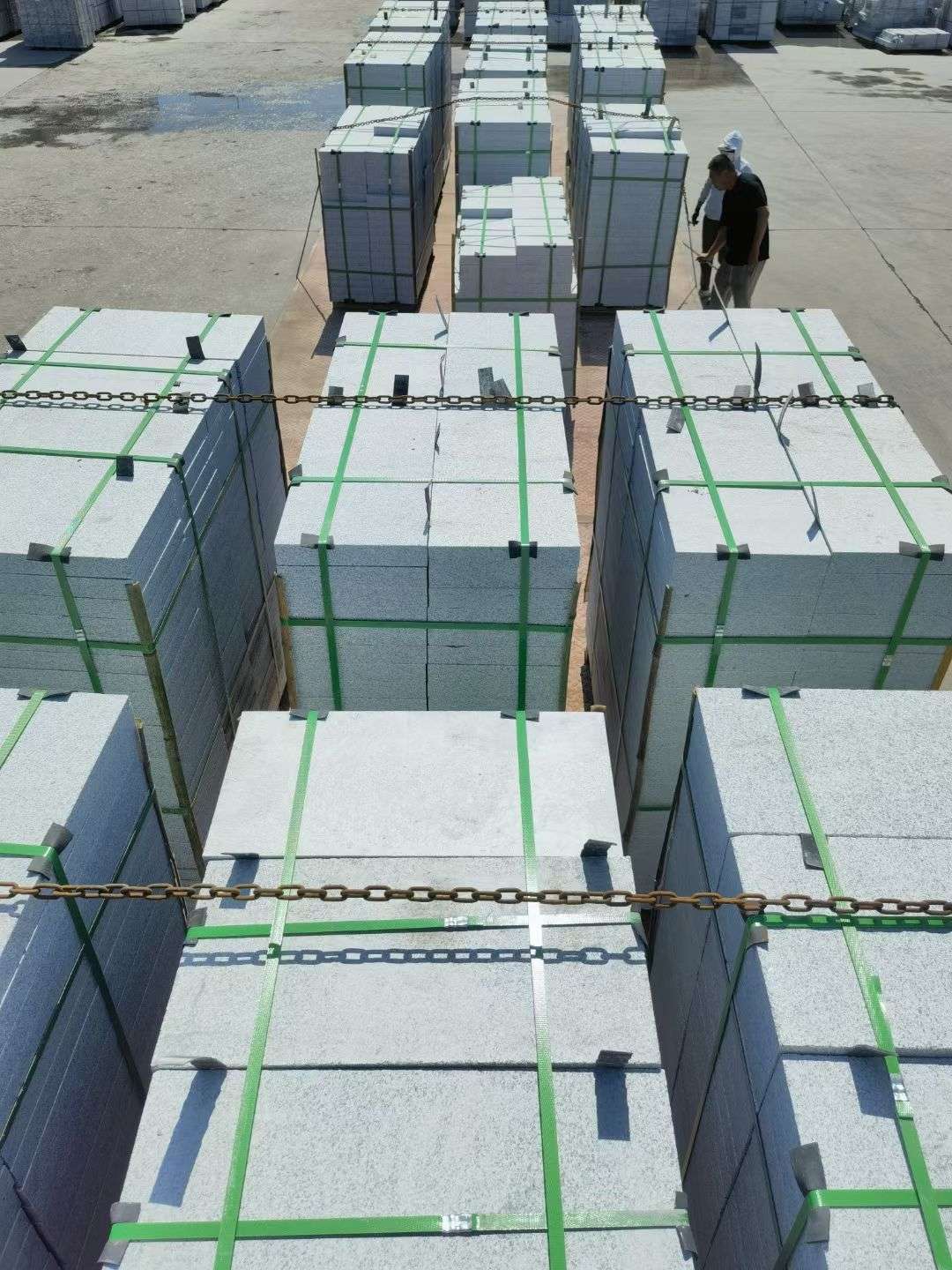 湛江 芝麻白花岗岩5公分地铺石 花岗岩厂家工厂装车日常