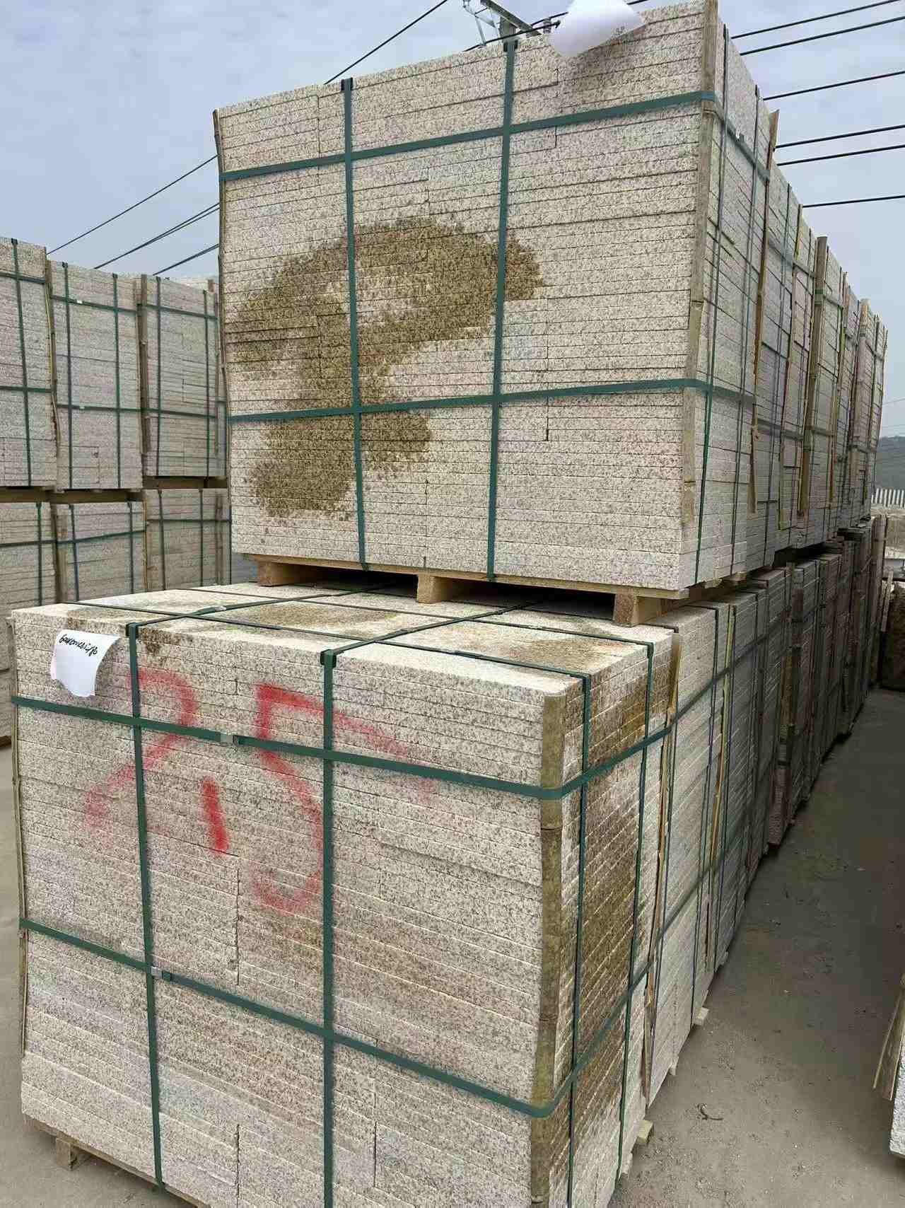 湛江 黄金麻花岗岩石材荔枝面地铺石2.5*300*600