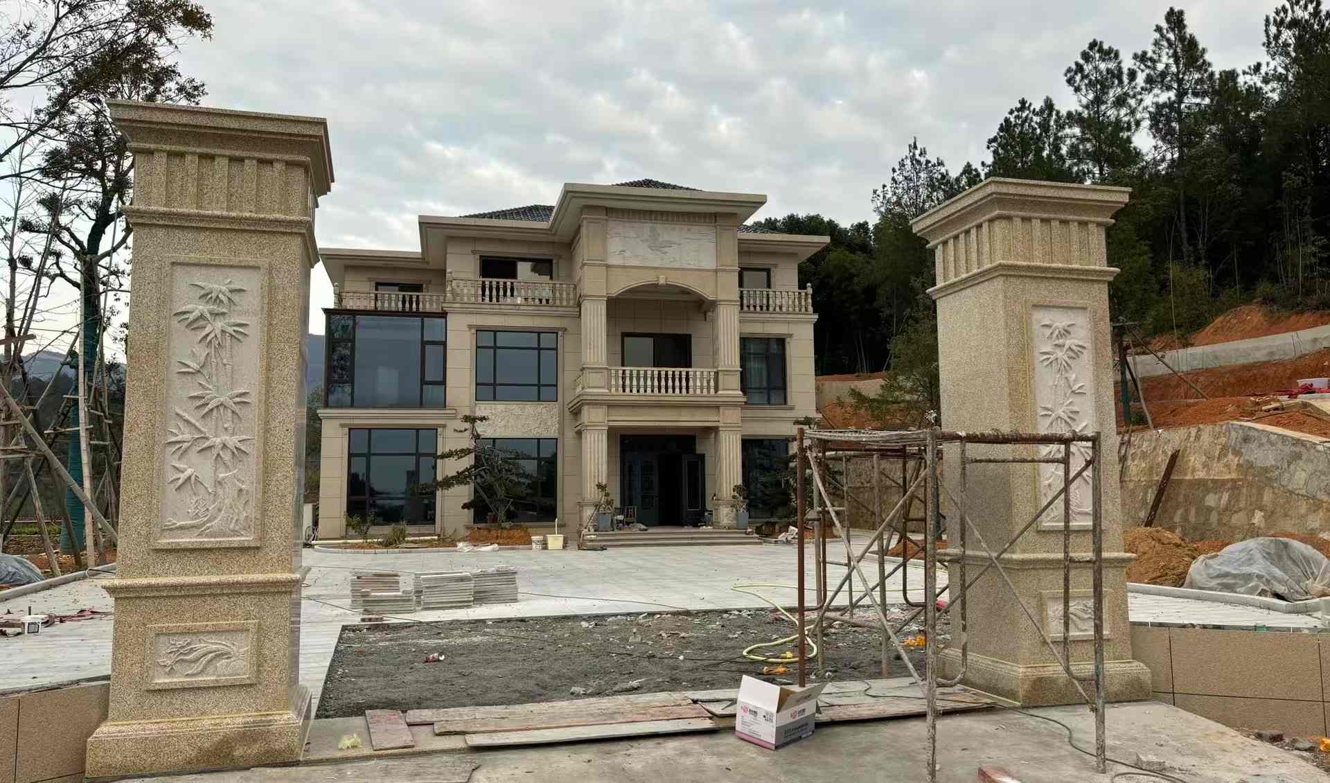 湛江 黄金麻花岗岩别墅雕花外墙干挂配上门口雕花罗马柱