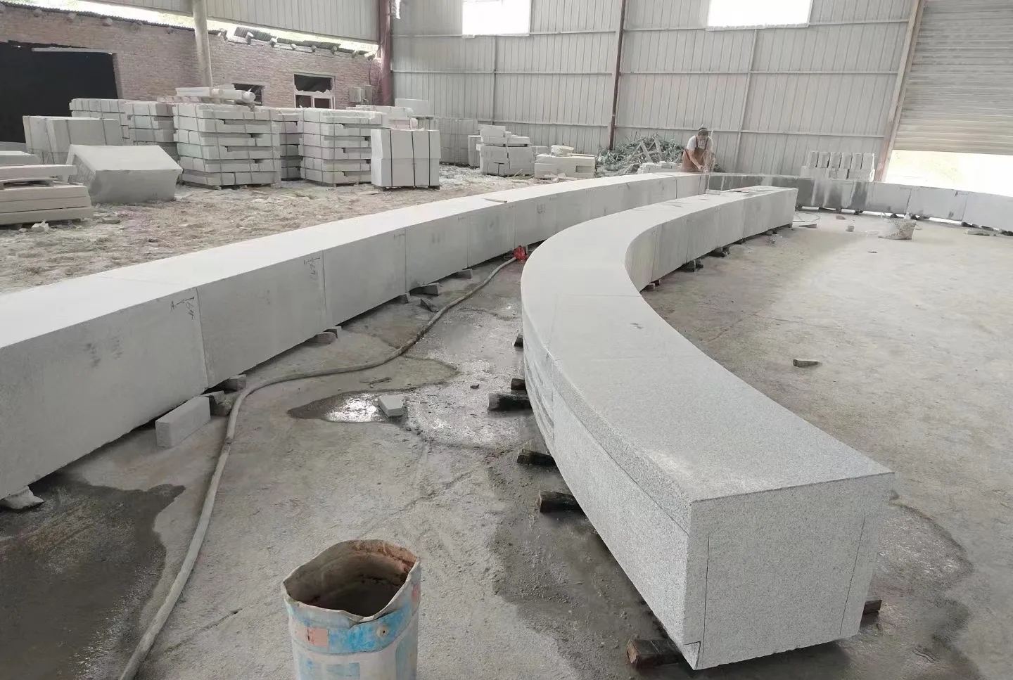 湛江芝麻白花岗岩石板材 园林光面弧形坐凳