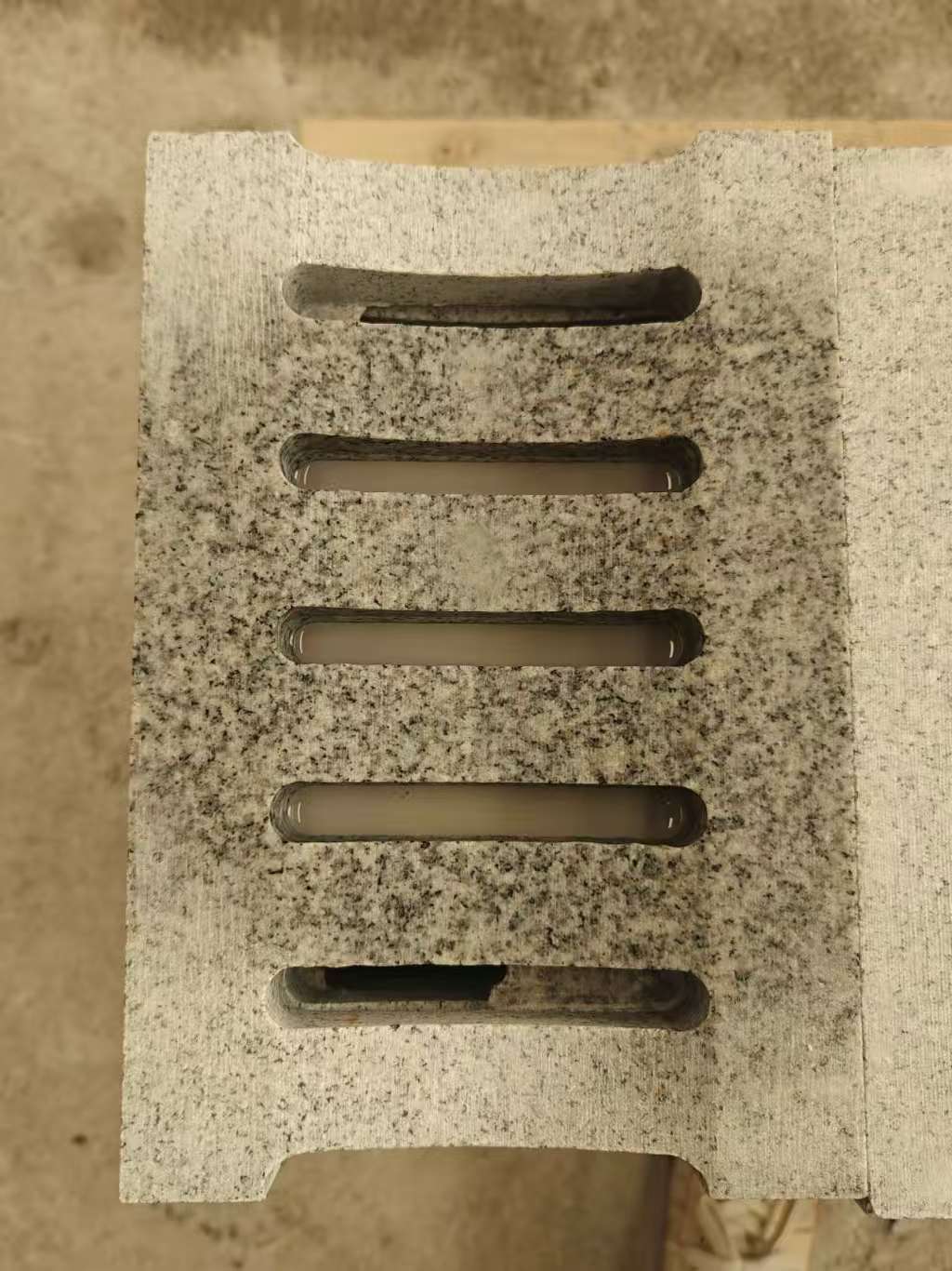 湛江 芝麻白拉丝面花岗岩U型开槽排水槽